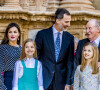 Felipe VI, qui a pris le relai sur le trône, est né en 1968.
Le roi Juan Carlos Ier, le roi Felipe VI d'Espagne, la reine Letizia d'Espagne, les princesses Leonor et Sofia de Bourbon - La famille royale d'Espagne arrive à l'église pour célèbrer le dimanche de Pâques à Palma de Majorque le 1er avril 2018
