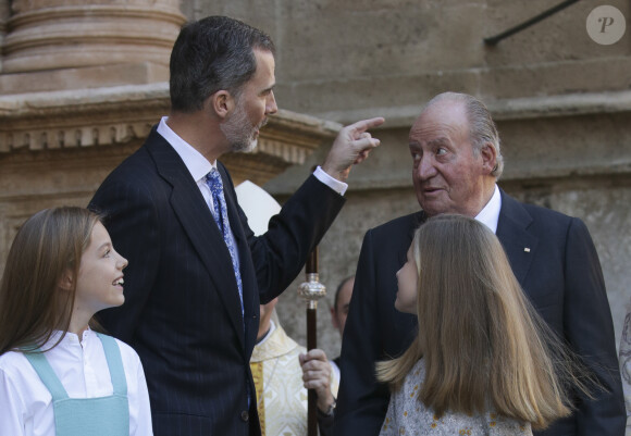 Le roi Juan Carlos Ier, le roi Felipe VI d'Espagne, les princesses Leonor et Sofia de Bourbon - La famille royale d'Espagne arrive à l'église pour célèbrer le dimanche de Pâques à Palma de Majorque le 1er avril 2018