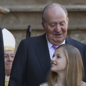 Le roi Juan Carlos Ier et la princesse Leonor de Bourbon - La famille royale d'Espagne arrive à l'église pour célèbrer le dimanche de Pâques à Palma de Majorque le 1er avril 2018
