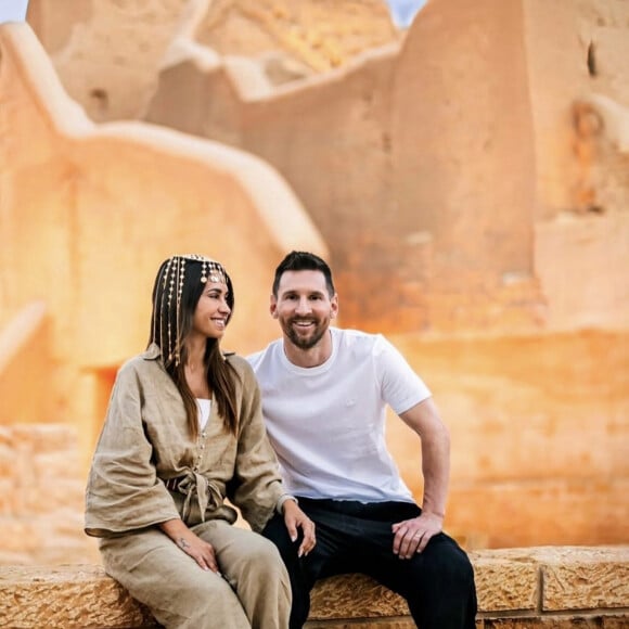 Lionel Messi et sa femme Antonela Roccuzzo - Lionel Messi et le PSG : ce voyage en Arabie Saoudite qui fait polémique. Le PSG réfléchissait à sanctionner Lionel Messi, parti deux jours en Arabie saoudite sans l'accord du club. La sanction est tombée : l'Argentin est suspendu deux semaines. © Saudi Tourism Authority via Bestimage