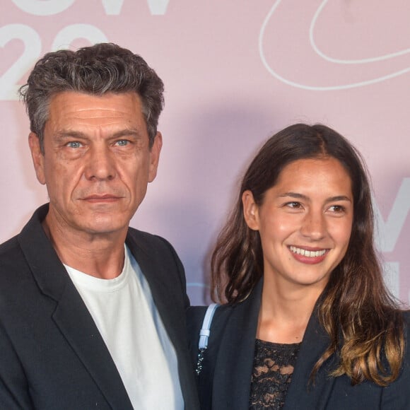 Durant cette histoire avec le chanteur, elle tombe enceinte de jumeaux.
Marc Lavoine et Line Papin - Photocall du défilé Etam Live Show 2020 à Paris le 29 septembre 2020. © Pool Agence Bestimage