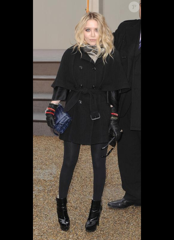 Imper' structuré et joliment ceinturé, legging noir et ankle boots, Mary-Kate Olsen a très bien fait de se remettre au style tendance... Car les looks poubelles, ce n'était plus possible !