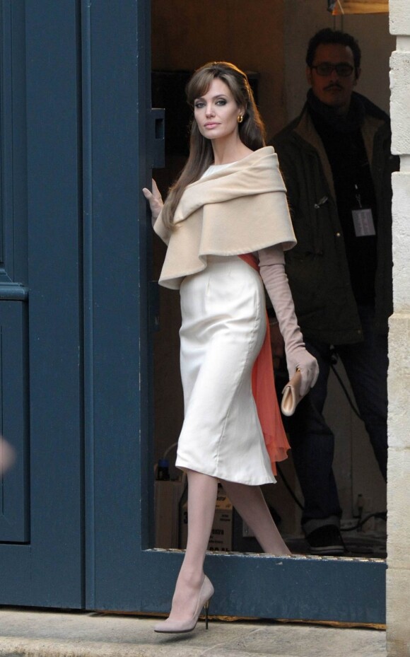 Robe élégante, poncho en cashmire, et escarpins hauts, la belle Angelina Jolie a mis tout le monde à ses pieds lors de son tournage parisien !