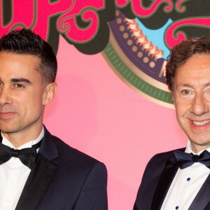 Stéphane Bern et son compagnon Yori Bailleres - Arrivées des invités au Bal de la Rose 2023 sur le thème "Bollywood" à la salle des étoiles à Monaco le 25 mars 2023. © Olivier Huitel / Pool / Bestimage