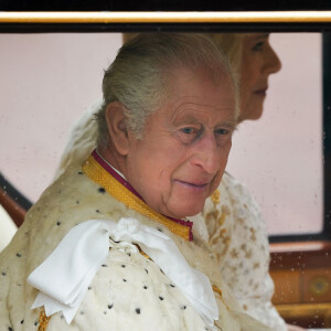 Le roi Charles III d'Angleterre et Camilla Parker Bowles, reine consort d'Angleterre, quittent le palais de Buckingham palace en carrosse Diamond Jubilee State Coach pour l'abbaye de Westminster de Londres, Royaume Uni, avant leur cérémonie de couronnement, le 6 mai 2023.