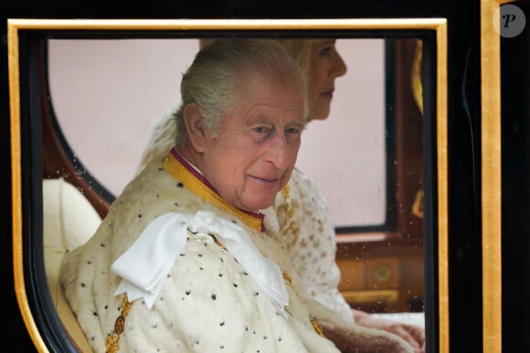 Le roi Charles III d'Angleterre et Camilla Parker Bowles, reine consort d'Angleterre, quittent le palais de Buckingham palace en carrosse Diamond Jubilee State Coach pour l'abbaye de Westminster de Londres, Royaume Uni, avant leur cérémonie de couronnement, le 6 mai 2023.