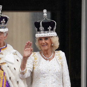 Le roi Charles III d'Angleterre et Camilla Parker Bowles, reine consort d'Angleterre, - La famille royale britannique salue la foule sur le balcon du palais de Buckingham lors de la cérémonie de couronnement du roi d'Angleterre à Londres le 5 mai 2023. 