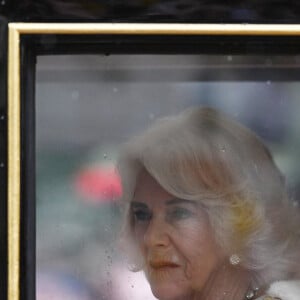 Le roi Charles III d'Angleterre et Camilla Parker Bowles, reine consort d'Angleterre, quittent le palais de Buckingham palace en carosse pour l'abbaye de Westminster de Londres Le roi Charles III d'Angleterre et Camilla Parker Bowles, reine consort d'Angleterre, quittent le palais de Buckingham palace en carrosse Diamond Jubilee State Coach pour l'abbaye de Westminster de Londres, Royaume Uni, avant leur cérémonie de couronnement, le 6 mai 2023..  King Charles III and Queen Camilla are carried in the Diamond Jubilee State Coach in the King's Procession from Buckingham Palace to their coronation ceremony London. Picture date: Saturday May 6, 2023.