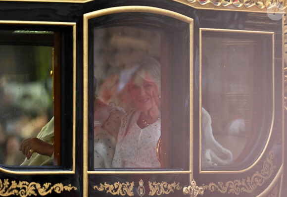 Le roi Charles III d'Angleterre et Camilla Parker Bowles, reine consort d'Angleterre, quittent le palais de Buckingham palace en carosse pour l'abbaye de Westminster de Londres Le roi Charles III d'Angleterre et Camilla Parker Bowles, reine consort d'Angleterre, quittent le palais de Buckingham palace en carrosse Diamond Jubilee State Coach pour l'abbaye de Westminster de Londres, Royaume Uni, avant leur cérémonie de couronnement, le 6 mai 2023. 