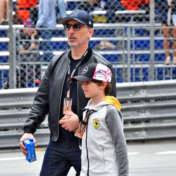 Gad Elmaleh a fait un retour inattendu à Monaco ce samedi.
Gad Elmaleh et son fils Raphaël durant le 6eme Monaco E-Prix à Monaco. © Bruno Bebert/Bestimage 