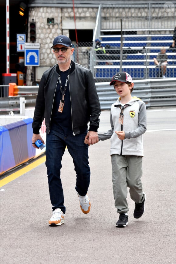 Une belle sortie père-fils ! 
Gad Elmaleh et son fils Raphaël durant le 6eme Monaco E-Prix à Monaco, le 6 mai 2023. © Bruno Bebert/Bestimage 