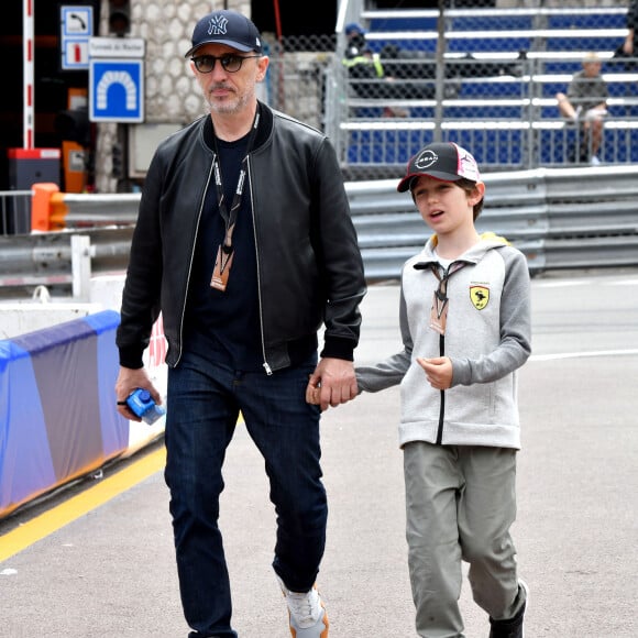 Une belle sortie père-fils ! 
Gad Elmaleh et son fils Raphaël durant le 6eme Monaco E-Prix à Monaco, le 6 mai 2023. © Bruno Bebert/Bestimage 