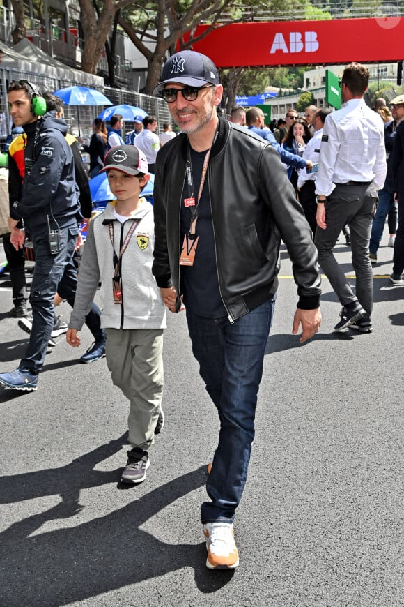 Gad Elmaleh et son fils Raphaël durant le 6eme Monaco E-Prix à Monaco, le 6 mai 2023. © Bruno Bebert/Bestimage 