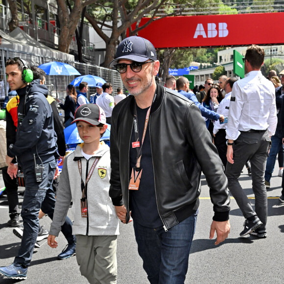 Gad Elmaleh et son fils Raphaël durant le 6eme Monaco E-Prix à Monaco, le 6 mai 2023. © Bruno Bebert/Bestimage 