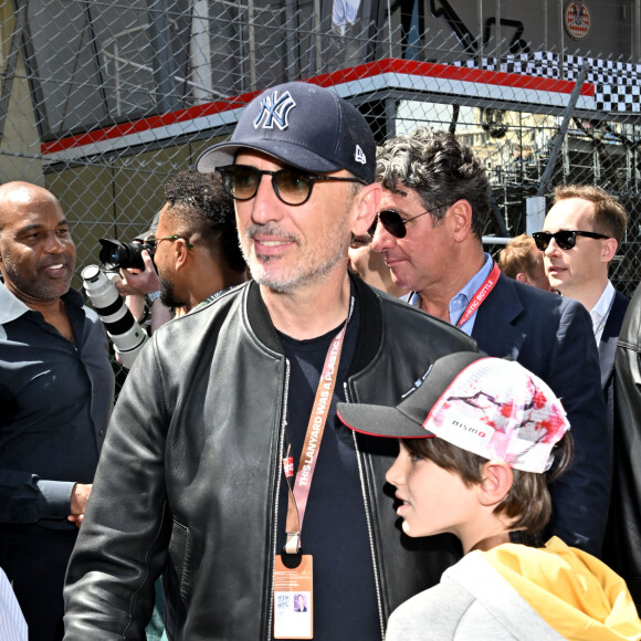 En tout cas, l'humoriste semble avoir été ravi de retrouver son ex-belle-famille.
Gad Elmaleh, son fils Raphaël et Louis Ducruet durant le 6eme Monaco E-Prix à Monaco, le 6 mai 2023. © Bruno Bebert/Bestimage 