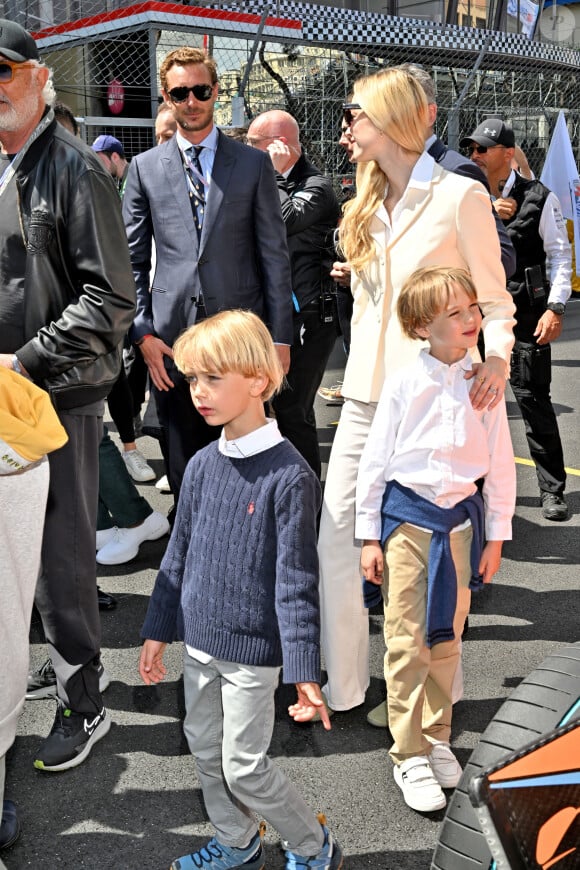 Pierre Casiraghi, sa femme Beatrice Borromeo et leurs enfants Stefano et Francisco durant le 6eme Monaco E-Prix à Monaco, le 6 mai 2023. © Bruno Bebert/Bestimage