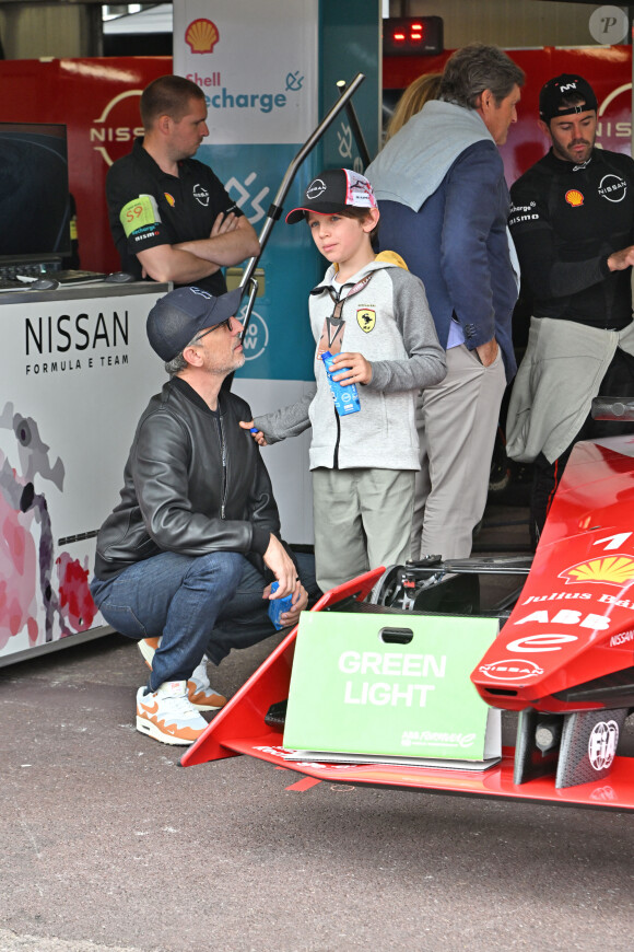 Gad Elmaleh et son fils Raphaël au stand Nissan durant le 6eme Monaco E-Prix à Monaco, le 6 mai 2023. © Bruno Bebert/Bestimage 