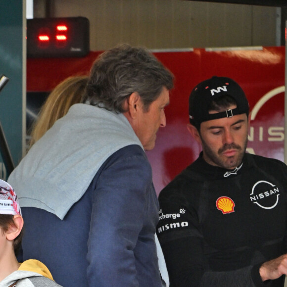 Gad Elmaleh et son fils Raphaël au stand Nissan durant le 6eme Monaco E-Prix à Monaco, le 6 mai 2023. © Bruno Bebert/Bestimage 