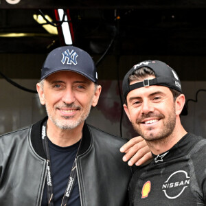 Gad Elmaleh et le pilote Norman Nato au stand Nissan durant le 6eme Monaco E-Prix à Monaco, le 6 mai 2023. © Bruno Bebert/Bestimage 