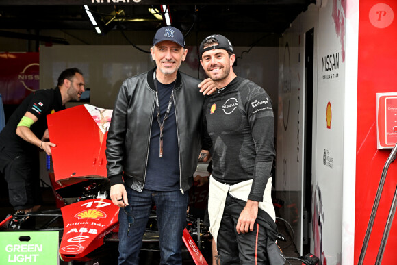 Gad Elmaleh et le pilote Norman Nato au stand Nissan durant le 6eme Monaco E-Prix à Monaco, le 6 mai 2023. © Bruno Bebert/Bestimage 