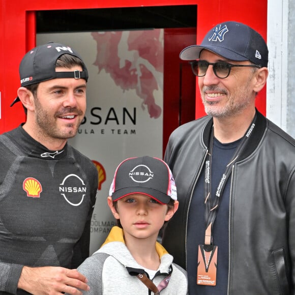 Gad Elmaleh, son fils Raphaël et le pilote Norman Nato au stand Nissan durant le 6eme Monaco E-Prix à Monaco, le 6 mai 2023. Nick Cassidy (Envision Racing) s'est imposé à Monaco devant le Néo-Zélandais Mitch Evans (Jaguar TCS Racing), arrivé second, et le Britannique Jake Dennis (Avalanche Andretti), 3eme. Nick Cassidy prend la tête du championnat. Le championnat de Formule E est une compétition automobile, organisée par la FIA, mettant en scène uniquement des monoplaces 100% électriques. Le premier E Grand Prix a eu lieu à Pekin en septembre 2014. © Bruno Bebert/Bestimage 