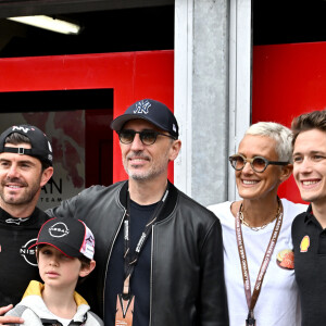 Gad Elmaleh, son fils Raphaël et le pilote Norman Nato au stand Nissan durant le 6eme Monaco E-Prix à Monaco, le 6 mai 2023. Nick Cassidy (Envision Racing) s'est imposé à Monaco devant le Néo-Zélandais Mitch Evans (Jaguar TCS Racing), arrivé second, et le Britannique Jake Dennis (Avalanche Andretti), 3eme. Nick Cassidy prend la tête du championnat. Le championnat de Formule E est une compétition automobile, organisée par la FIA, mettant en scène uniquement des monoplaces 100% électriques. Le premier E Grand Prix a eu lieu à Pekin en septembre 2014. © Bruno Bebert/Bestimage 