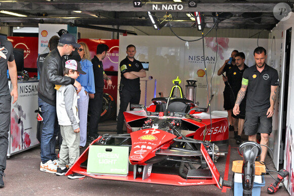 Gad Elmaleh, son fils Raphaël durant le 6eme Monaco E-Prix à Monaco, le 6 mai 2023. Nick Cassidy (Envision Racing) s'est imposé à Monaco devant le Néo-Zélandais Mitch Evans (Jaguar TCS Racing), arrivé second, et le Britannique Jake Dennis (Avalanche Andretti), 3eme. Nick Cassidy prend la tête du championnat. Le championnat de Formule E est une compétition automobile, organisée par la FIA, mettant en scène uniquement des monoplaces 100% électriques. Le premier E Grand Prix a eu lieu à Pekin en septembre 2014. © Bruno Bebert/Bestimage 