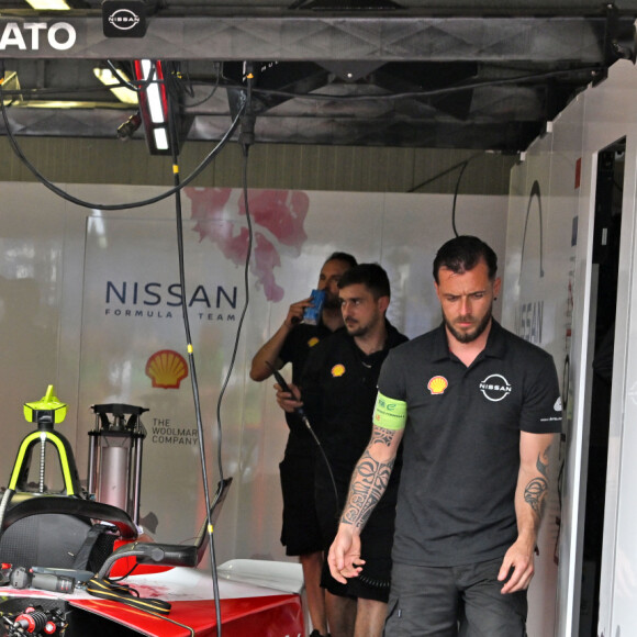 Gad Elmaleh, son fils Raphaël durant le 6eme Monaco E-Prix à Monaco, le 6 mai 2023. Nick Cassidy (Envision Racing) s'est imposé à Monaco devant le Néo-Zélandais Mitch Evans (Jaguar TCS Racing), arrivé second, et le Britannique Jake Dennis (Avalanche Andretti), 3eme. Nick Cassidy prend la tête du championnat. Le championnat de Formule E est une compétition automobile, organisée par la FIA, mettant en scène uniquement des monoplaces 100% électriques. Le premier E Grand Prix a eu lieu à Pekin en septembre 2014. © Bruno Bebert/Bestimage 