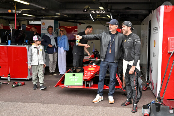 Gad Elmaleh, son fils Raphaël et le pilote Norman Nato au stand Nissan durant le 6eme Monaco E-Prix à Monaco, le 6 mai 2023. Nick Cassidy (Envision Racing) s'est imposé à Monaco devant le Néo-Zélandais Mitch Evans (Jaguar TCS Racing), arrivé second, et le Britannique Jake Dennis (Avalanche Andretti), 3eme. Nick Cassidy prend la tête du championnat. Le championnat de Formule E est une compétition automobile, organisée par la FIA, mettant en scène uniquement des monoplaces 100% électriques. Le premier E Grand Prix a eu lieu à Pekin en septembre 2014. © Bruno Bebert/Bestimage 