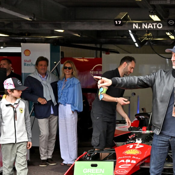 Gad Elmaleh, son fils Raphaël et le pilote Norman Nato au stand Nissan durant le 6eme Monaco E-Prix à Monaco, le 6 mai 2023. Nick Cassidy (Envision Racing) s'est imposé à Monaco devant le Néo-Zélandais Mitch Evans (Jaguar TCS Racing), arrivé second, et le Britannique Jake Dennis (Avalanche Andretti), 3eme. Nick Cassidy prend la tête du championnat. Le championnat de Formule E est une compétition automobile, organisée par la FIA, mettant en scène uniquement des monoplaces 100% électriques. Le premier E Grand Prix a eu lieu à Pekin en septembre 2014. © Bruno Bebert/Bestimage 