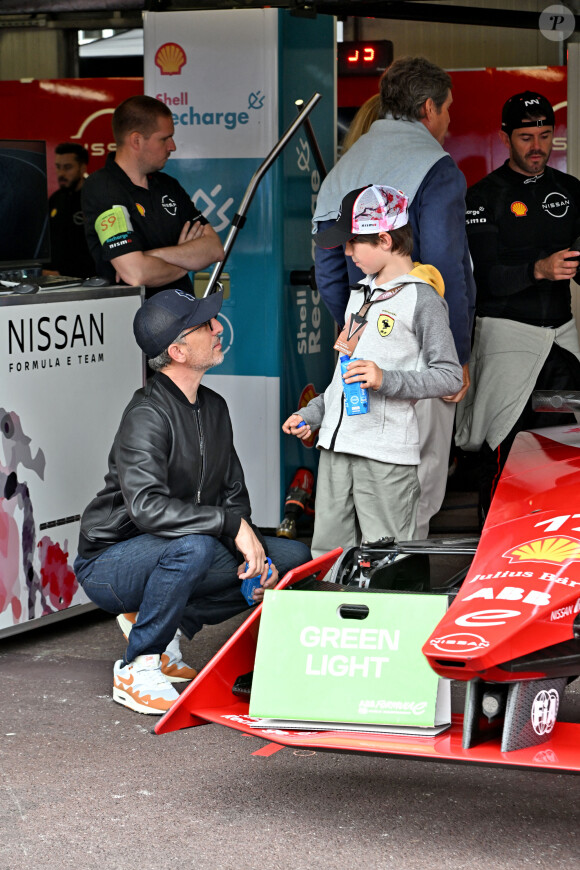 Gad Elmaleh et son fils Raphaël au stand Nissan durant le 6eme Monaco E-Prix à Monaco, le 6 mai 2023. Nick Cassidy (Envision Racing) s’est imposé à Monaco devant le Néo-Zélandais Mitch Evans (Jaguar TCS Racing), arrivé second, et le Britannique Jake Dennis (Avalanche Andretti), 3eme. Nick Cassidy prend la tête du championnat. Le championnat de Formule E est une compétition automobile, organisée par la FIA, mettant en scène uniquement des monoplaces 100% électriques. Le premier E Grand Prix a eu lieu à Pekin en septembre 2014. © Bruno Bebert/Bestimage  6th Monaco E-Prix in Monaco, May 6, 2023. Nick Cassidy (Envision Racing) won in Monaco ahead of New Zealander Mitch Evans (Jaguar TCS Racing), who came second, and Briton Jake Dennis (Avalanche Andretti), 3rd. Nick Cassidy takes the championship lead. The Formula E championship is a car competition, organized by the FIA, featuring only 100% electric single-seaters. The first E Grand Prix was held in Beijing in September 2014. 