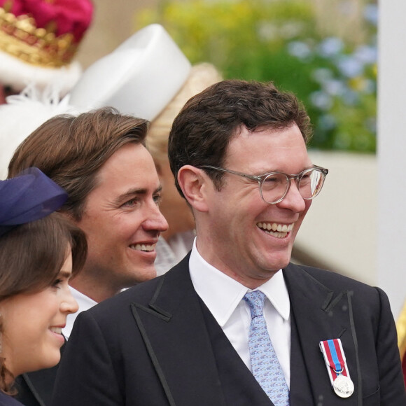 Mais aussi avec sa cousine Eugenie et son mari Jack Brooksbank.
Sortie de la cérémonie de couronnement du roi d'Angleterre à l'abbaye de Westminster de Londres Le prince Harry, duc de Sussex, La princesse Eugenie d'York et son mari Jack Brooksbank - Sortie de la cérémonie de couronnement du roi d'Angleterre à l'abbaye de Westminster de Londres, Royaume Uni, le 6 mai 2023.