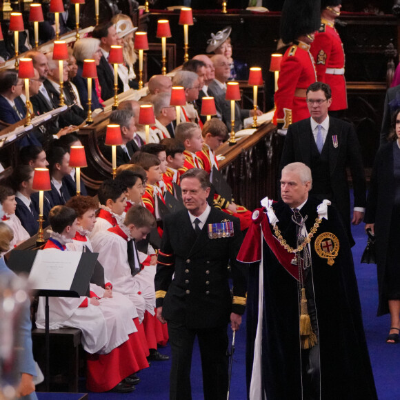 Il s'est permis un commentaire amusant sur la grossesse de celle-ci.
Les invités à la cérémonie de couronnement du roi d'Angleterre à l'abbaye de Westminster de Londres