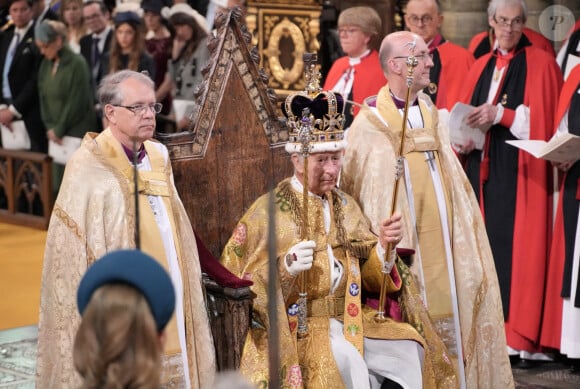 Le roi Charles III et l'archevêqie Justin Welby, pendant le couronnement historique, le 6 mai 2023.