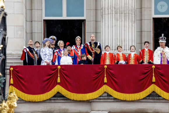La famille royale britannique salue la foule sur le balcon du palais de Buckingham lors de la cérémonie de couronnement du roi d'Angleterre à Londres : Le roi Charles III d'Angleterre, le prince George de Galles, le prince William, prince de Galles, Catherine (Kate) Middleton, princesse de Galles, la princesse Charlotte de Galles, le prince Louis de Galles, Sophie, duchesse d'Edimbourg, Le prince Edward, duc d'Edimbour, Lady Louise Windsor, James Mountbatten-Windsor, Comte de Wessex, Vice Admiral Sir Tim Laurence et la princesse Anne - La famille royale britannique salue la foule sur le balcon du palais de Buckingham lors de la cérémonie de couronnement du roi d'Angleterre à Londres le 5 mai 2023.