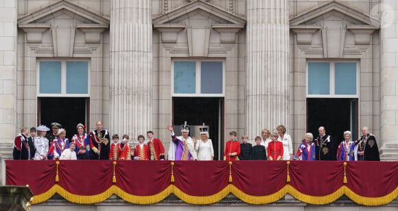 Les portraits officiels de la famille royale après le couronnement de Charles III viennent d'être dévoilés !
La famille royale britannique salue la foule sur le balcon du palais de Buckingham lors de la cérémonie de couronnement du roi d'Angleterre à Londres Le prince Edward, duc d'Edimbourg, Sophie, duchesse d'Edimbourg, Lady Louise Windsor, James Mountbatten-Windsor, Comte de Wessex, le prince William, prince de Galles, Catherine (Kate) Middleton, princesse de Galles, la princesse Charlotte de Galles, le prince Louis de Galles, le prince George de Galles, le roi Charles III d'Angleterre, Camilla Parker Bowles, reine consort d'Angleterre, le duc et la duchesse de Gloucester, Vice Admiral Sir Tim Laurence, la princesse Anne - La famille royale britannique salue la foule sur le balcon du palais de Buckingham lors de la cérémonie de couronnement du roi d'Angleterre à Londres