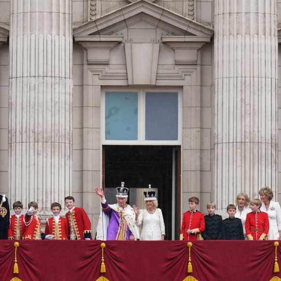 Les portraits officiels de la famille royale après le couronnement de Charles III viennent d'être dévoilés !
La famille royale britannique salue la foule sur le balcon du palais de Buckingham lors de la cérémonie de couronnement du roi d'Angleterre à Londres Le prince Edward, duc d'Edimbourg, Sophie, duchesse d'Edimbourg, Lady Louise Windsor, James Mountbatten-Windsor, Comte de Wessex, le prince William, prince de Galles, Catherine (Kate) Middleton, princesse de Galles, la princesse Charlotte de Galles, le prince Louis de Galles, le prince George de Galles, le roi Charles III d'Angleterre, Camilla Parker Bowles, reine consort d'Angleterre, le duc et la duchesse de Gloucester, Vice Admiral Sir Tim Laurence, la princesse Anne - La famille royale britannique salue la foule sur le balcon du palais de Buckingham lors de la cérémonie de couronnement du roi d'Angleterre à Londres