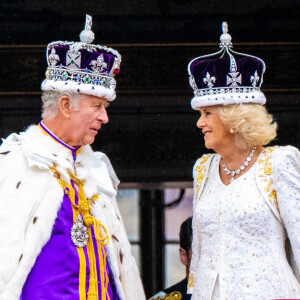 Sereins et heureux, Charles III et Camilla apparaissent sur leurs portraits comme des monarques en harmonie, la couronne semble leur peser moins lourd que durant les festivités.
Le roi Charles III d'Angleterre et Camilla Parker Bowles, reine consort d'Angleterre - La famille royale britannique salue la foule sur le balcon du palais de Buckingham lors de la cérémonie de couronnement du roi d'Angleterre à Londres le 5 mai 2023.
