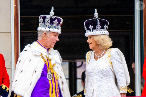 Sereins et heureux, Charles III et Camilla apparaissent sur leurs portraits comme des monarques en harmonie, la couronne semble leur peser moins lourd que durant les festivités.
Le roi Charles III d'Angleterre et Camilla Parker Bowles, reine consort d'Angleterre - La famille royale britannique salue la foule sur le balcon du palais de Buckingham lors de la cérémonie de couronnement du roi d'Angleterre à Londres le 5 mai 2023.