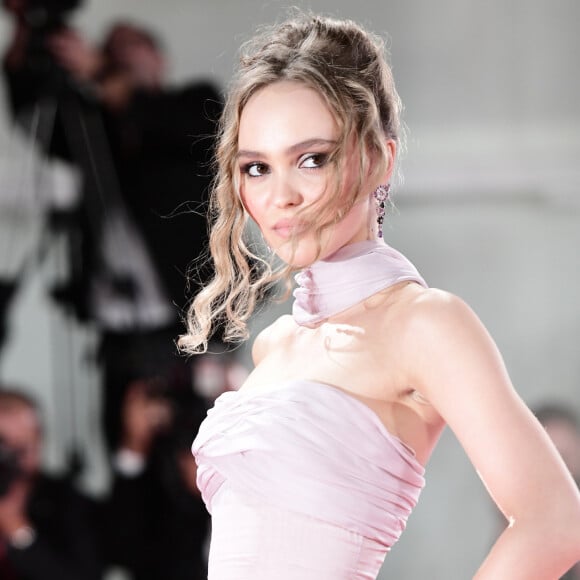 La série a été qualifiée de "torture pornographique tordue" par les journalistes de Rolling Stone.
Lily-Rose Depp - Tapis rouge du film "The King" lors du 76ème festival international du film de Venise, la Mostra.