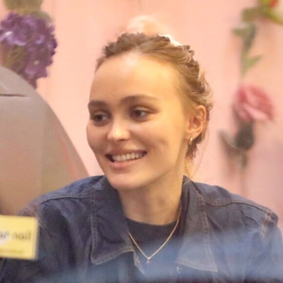 Exclusif - Lily-Rose Depp fait du shopping et va déjeuner chez "Il Pastaio" avec une amie à Los Angeles, le 29 décembre 2022.