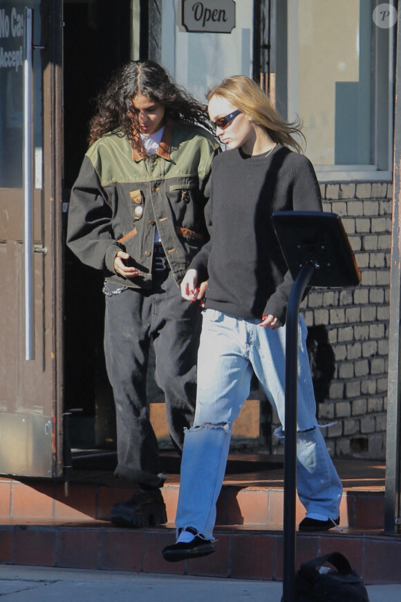 Exclusif - Lily-Rose Depp aperçue dans un salon de manucure avec une amie à Los Angeles, le 27 janvier 2023.