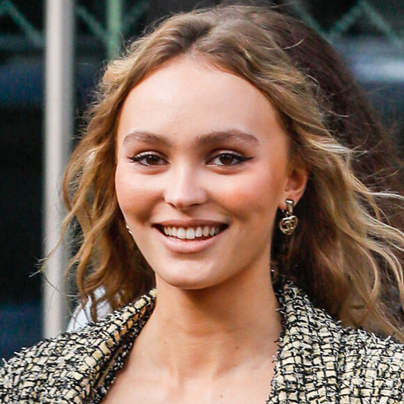 Voilà une série dont on aura beaucoup entendu parler avant même qu'elle ne débute.
Lily-Rose Depp à la sortie du défilé de mode Chanel lors de la Fashion Week printemps/été à Paris. © Veeren Ramsamy-Christophe Clovis/Bestimage