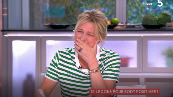 Anne-Elisabeth Lemoine révèle être "une pocharde" en direct à la télé dans "C à vous" - France 5
