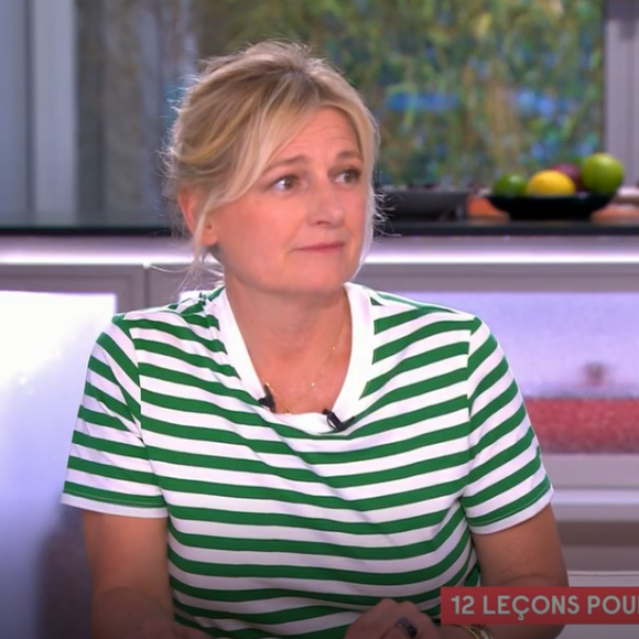 Anne-Elisabeth Lemoine embarrassée dans "C à vous" en évoquant son penchant pour l'alcool. France 5