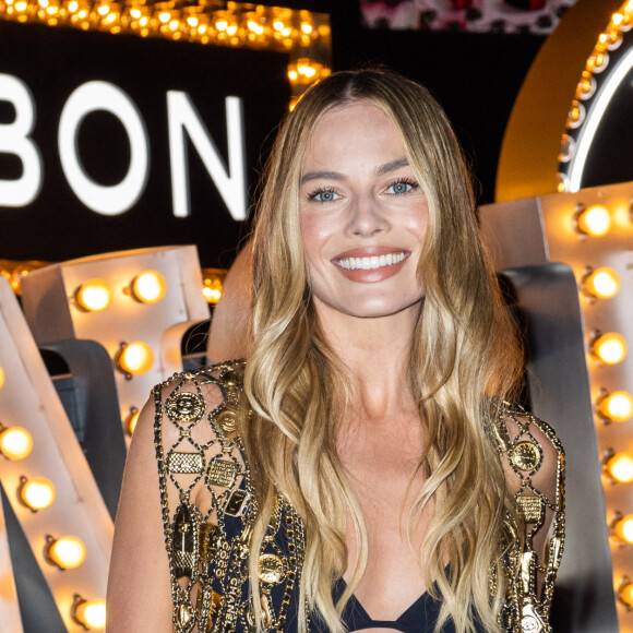 En effet, la belle blonde a débarqué dans un magnifique jean bleu et une soutien-gorge noir, mettant en valeur son ventre extra-plat. 
Margot Robbie - Photocall du défilé Chanel Collection Croisière 2024 au Paramount Studios à Los Angeles le 9 mai 2023. © Olivier Borde / Bestimage 
