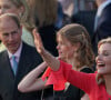 Mais également durant le concert de Windsor où elle a dansé comme une folle.
Le prince Edward, duc d'Edimbourg, Sophie, duchesse d'Edimbourg et Louise Mountbatten-Windsor (Lady Louise Windsor) au concert du couronnement du roi et de la reine dans l'enceinte du château de Windsor, Royaume Uni, le 7 mai 2023. 