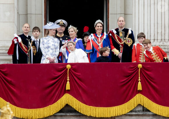 Le prince George de Galles, le prince William, prince de Galles, Catherine (Kate) Middleton, princesse de Galles, la princesse Charlotte de Galles, le prince Louis de Galles, Sophie, duchesse d'Edimbourg, Le prince Edward, duc d'Edimbour, Lady Louise Windsor, James Mountbatten-Windsor, Comte de Wessex - La famille royale britannique salue la foule sur le balcon du palais de Buckingham lors de la cérémonie de couronnement du roi d'Angleterre à Londres le 5 mai 2023. 