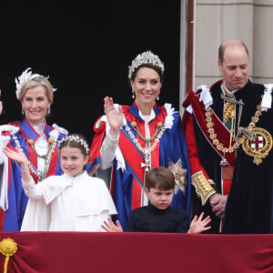 Sophie, duchesse d'Edimbourg, le prince William, prince de Galles, Catherine (Kate) Middleton, princesse de Galles, la princesse Charlotte de Galles, le prince Louis de Galles - La famille royale britannique salue la foule sur le balcon du palais de Buckingham lors de la cérémonie de couronnement du roi d'Angleterre à Londres le 5 mai 2023. 
