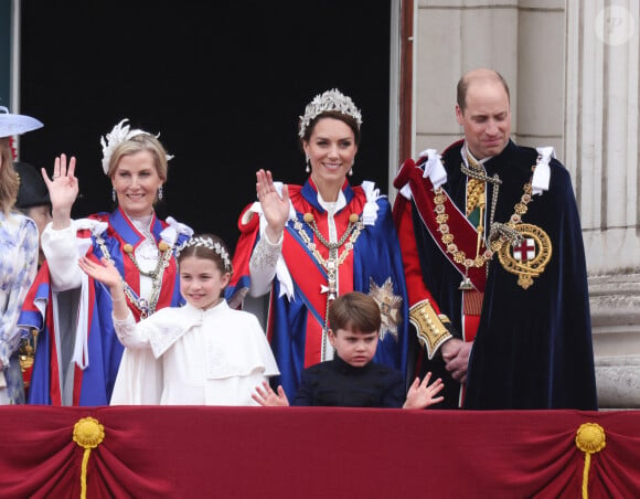 Sophie, duchesse d'Edimbourg, le prince William, prince de Galles, Catherine (Kate) Middleton, princesse de Galles, la princesse Charlotte de Galles, le prince Louis de Galles - La famille royale britannique salue la foule sur le balcon du palais de Buckingham lors de la cérémonie de couronnement du roi d'Angleterre à Londres le 5 mai 2023. 